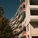 Logements abordables : le projet de 100 milliards de la Banque des Territoires comme levier de relance économique.