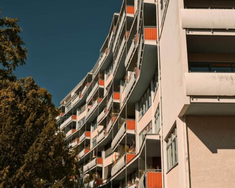 Logements abordables : le projet de 100 milliards de la Banque des Territoires comme levier de relance économique.