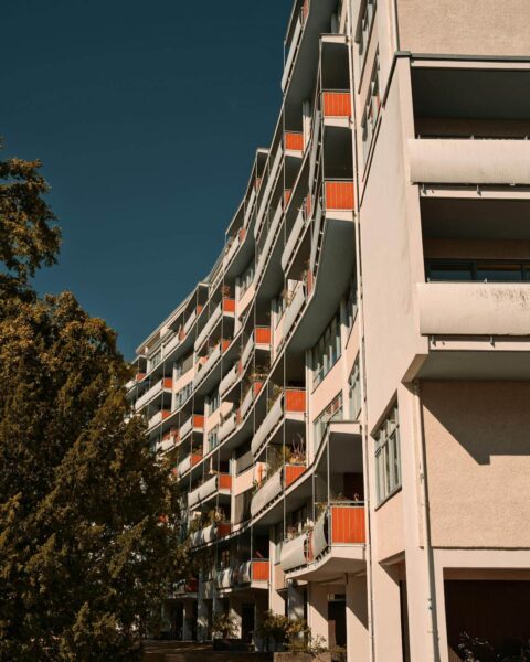 Logements abordables : le projet de 100 milliards de la Banque des Territoires comme levier de relance économique.
