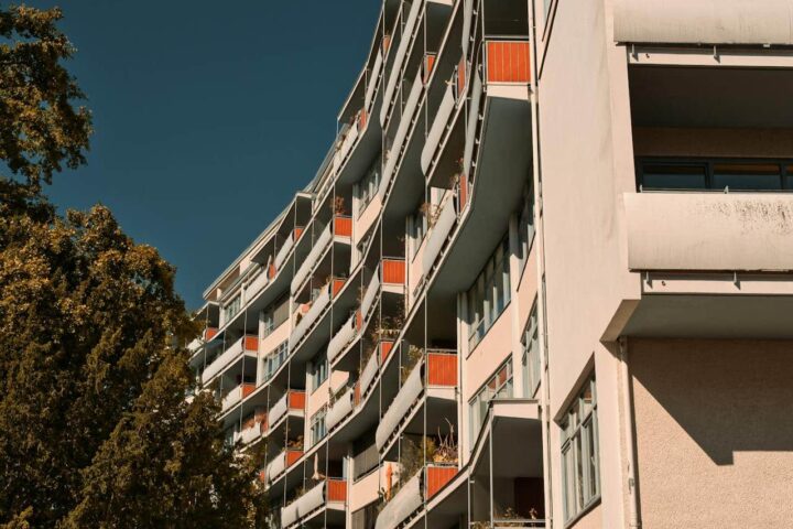 Logements abordables : le projet de 100 milliards de la Banque des Territoires comme levier de relance économique.