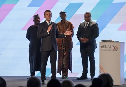 Macron appelle à des investissements en Afrique plutôt qu'à de l'aide publique au sommet de Nairobi