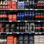 Macron appelle le gouvernement à engager une concertation sur la consigne des bouteilles en plastique
