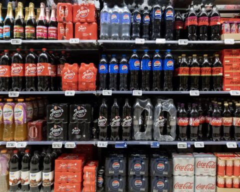 Macron appelle le gouvernement à engager une concertation sur la consigne des bouteilles en plastique