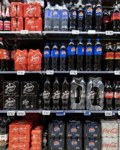 Macron appelle le gouvernement à engager une concertation sur la consigne des bouteilles en plastique