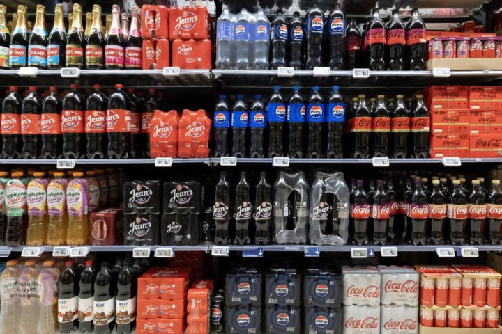 Macron appelle le gouvernement à engager une concertation sur la consigne des bouteilles en plastique