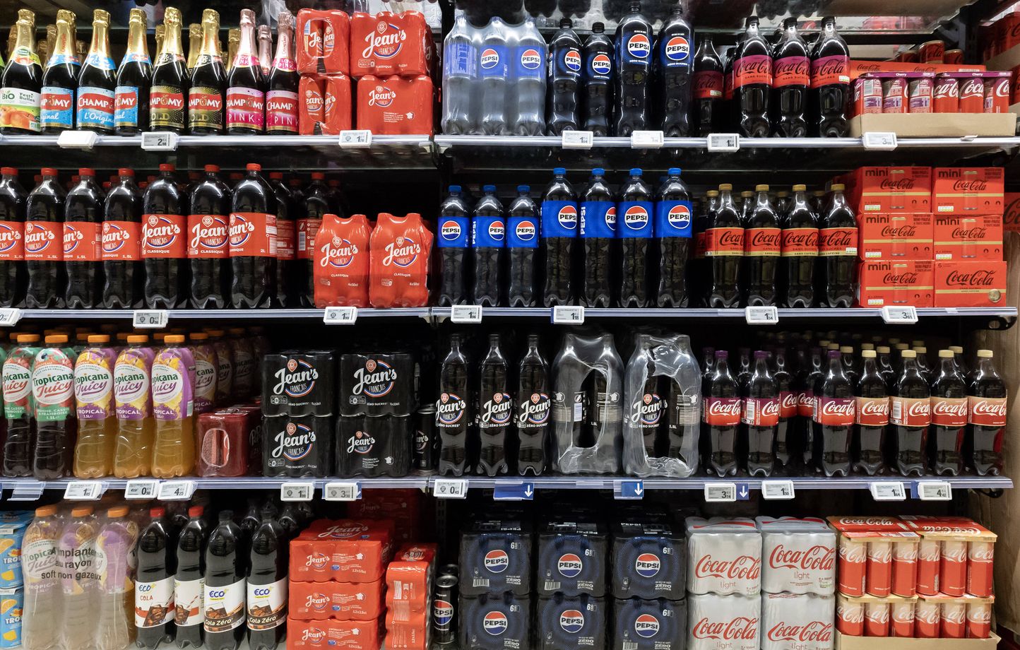 Macron appelle le gouvernement à engager une concertation sur la consigne des bouteilles en plastique
