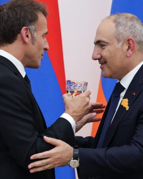 Macron interprète « La Bohème » avec le Premier ministre arménien lors d'un dîner d'État à Erevan