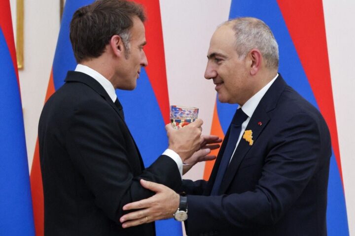 Macron interprète « La Bohème » avec le Premier ministre arménien lors d'un dîner d'État à Erevan
