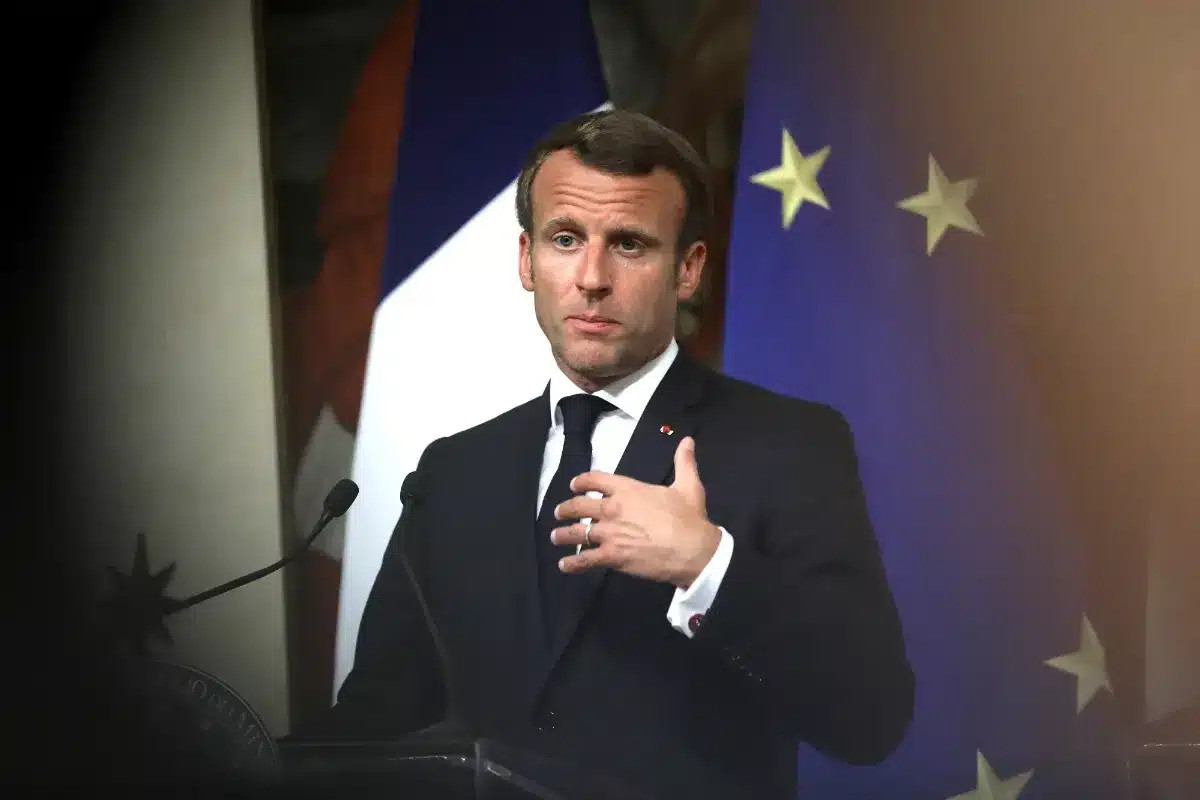 Macron investit 1,55 milliard d'euros dans la technologie quantique et les semi-conducteurs pour répondre aux attentes des industriels français.