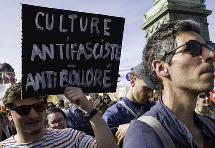 Manifestation à Paris contre Vincent Bolloré et son influence sur les médias et la culture