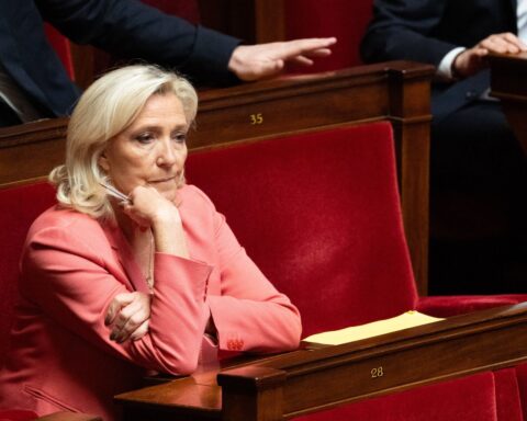 Marine Le Pen défend Patrick Bruel face aux accusations de violences sexuelles et appelle à la présomption d'innocence