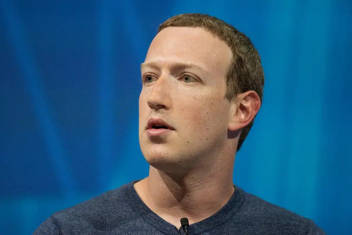 Mark Zuckerberg confie la gestion de 79 000 employés à un clone IA de lui-même, laissant ses cadres en découverte du projet.