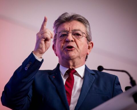 Mélenchon appelle les partis de gauche à éviter le « suicide anti-LFI » en vue de 2027