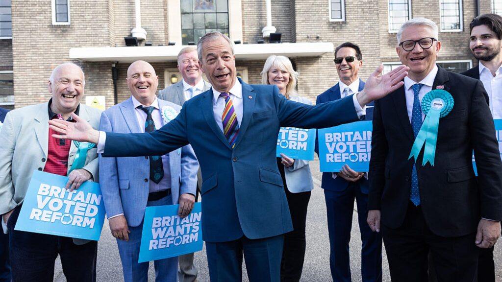Nigel Farage progresse aux élections locales britanniques, incertitude sur l'avenir de Starmer