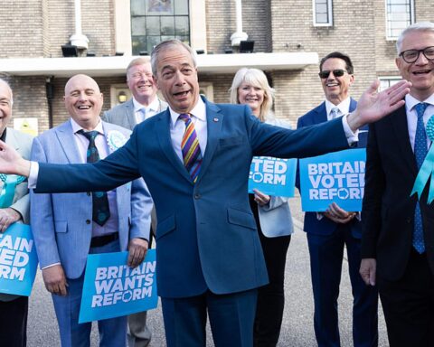 Nigel Farage progresse aux élections locales britanniques, incertitude sur l'avenir de Starmer