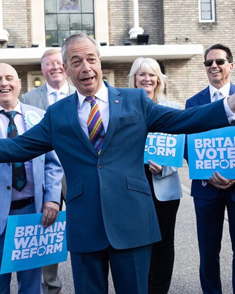 Nigel Farage progresse aux élections locales britanniques, incertitude sur l'avenir de Starmer