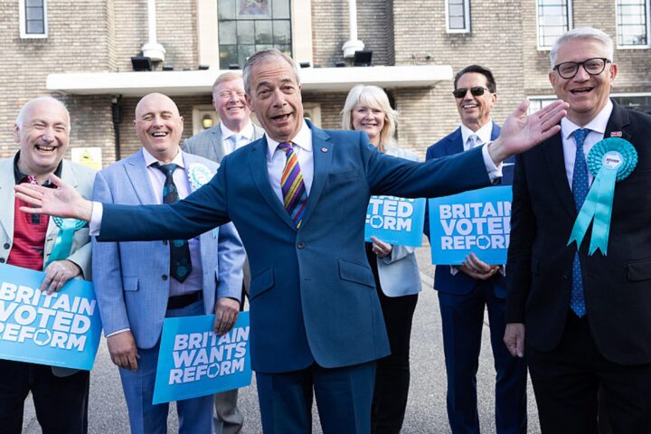 Nigel Farage progresse aux élections locales britanniques, incertitude sur l'avenir de Starmer
