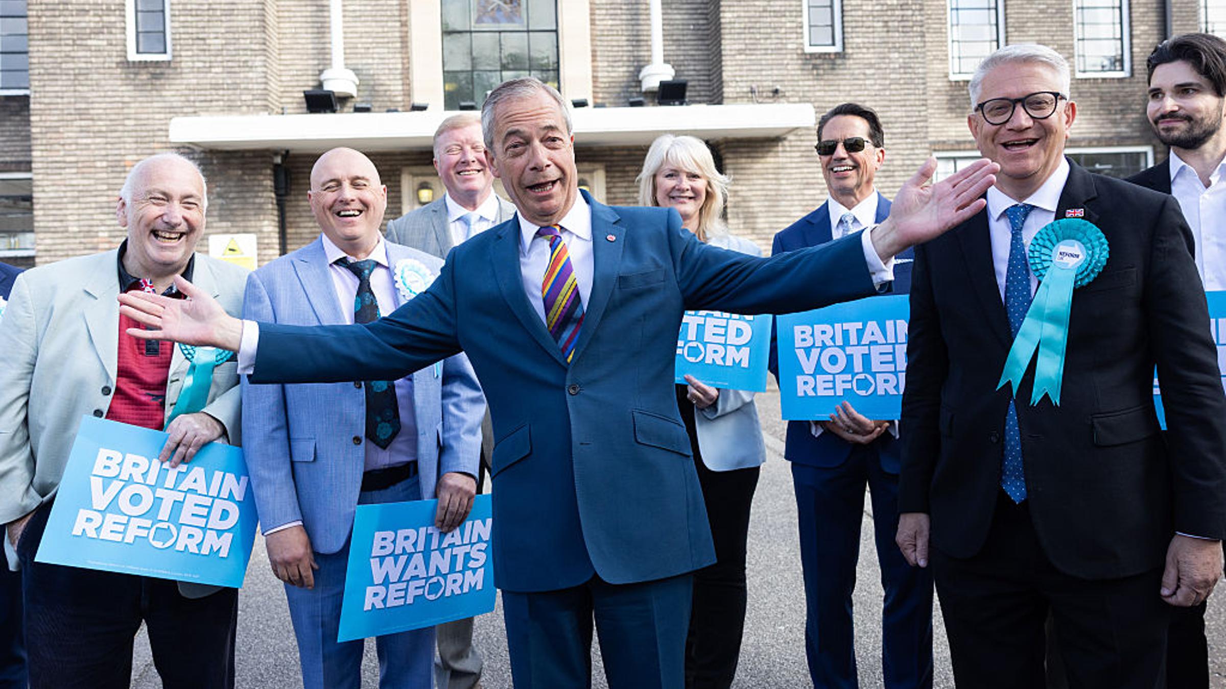 Nigel Farage progresse aux élections locales britanniques, incertitude sur l'avenir de Starmer