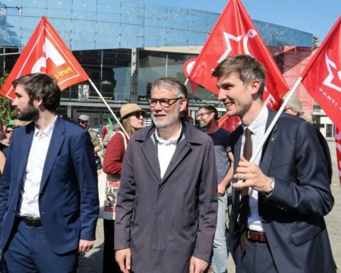 Olivier Faure, premier secrétaire du Parti socialiste, enfariné lors de la manifestation du 1er mai à Amiens