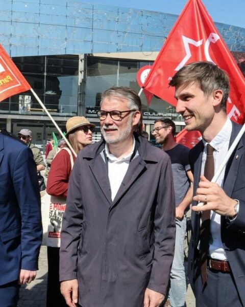 Olivier Faure, premier secrétaire du Parti socialiste, enfariné lors de la manifestation du 1er mai à Amiens