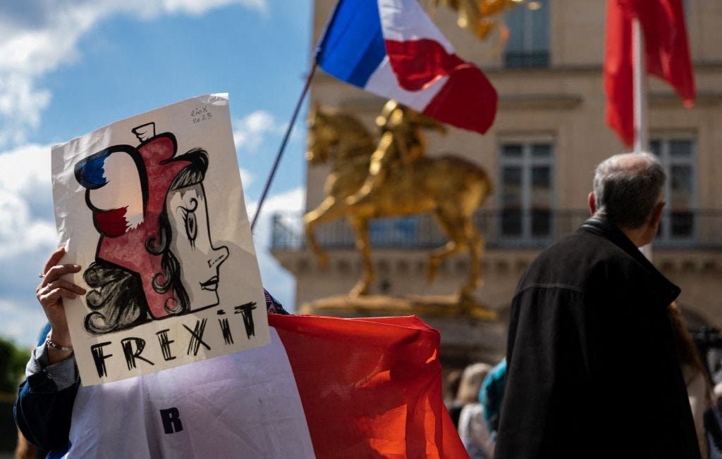 Paris : 39 interpellations lors de manifestations interdites d’ultradroite et antifascistes