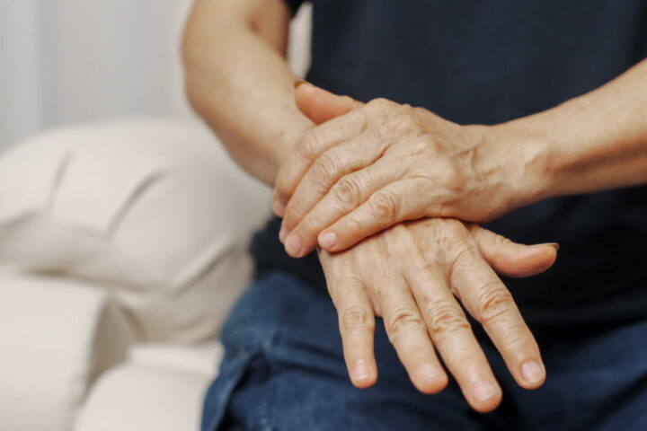 Parkinson : l'ANSM alerte sur les effets indésirables graves des médicaments dopaminergiques