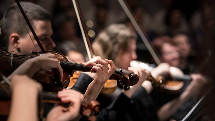 Pourquoi les auditeurs de musique classique affichent-ils des visages graves en concert ?