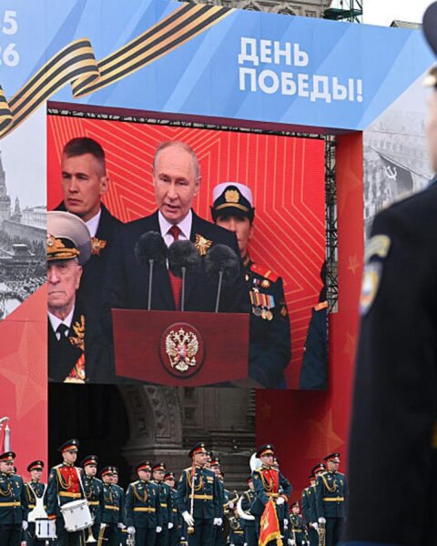 Poutine célèbre un défilé de victoire réduit à Moscou après que Zelensky a donné son 'accord'