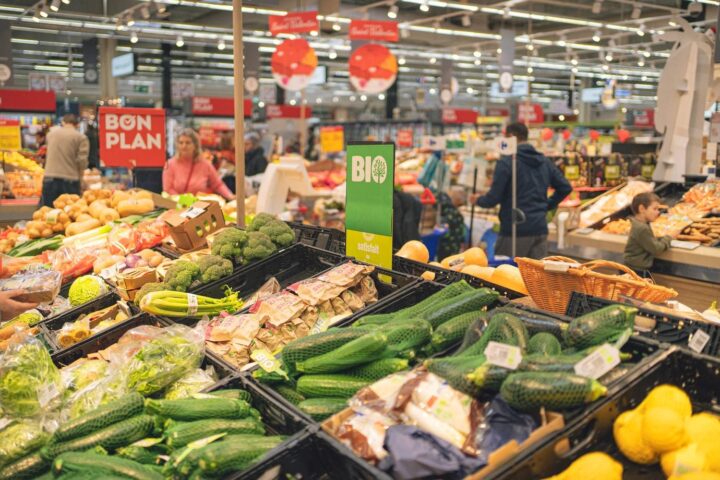 Que Choisir dénonce des marges excessives des supermarchés sur les fruits et légumes bio