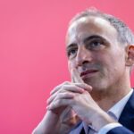 Raphaël Glucksmann annonce trois mois pour décider de sa candidature en vue de la présidentielle de 2027