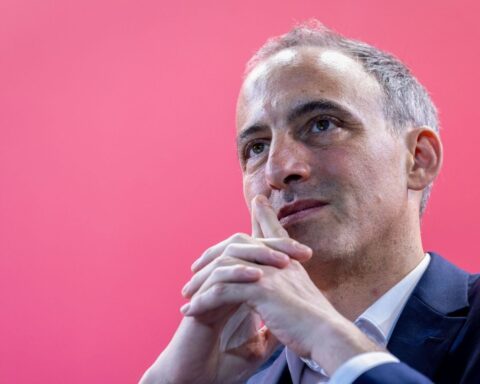 Raphaël Glucksmann annonce trois mois pour décider de sa candidature en vue de la présidentielle de 2027