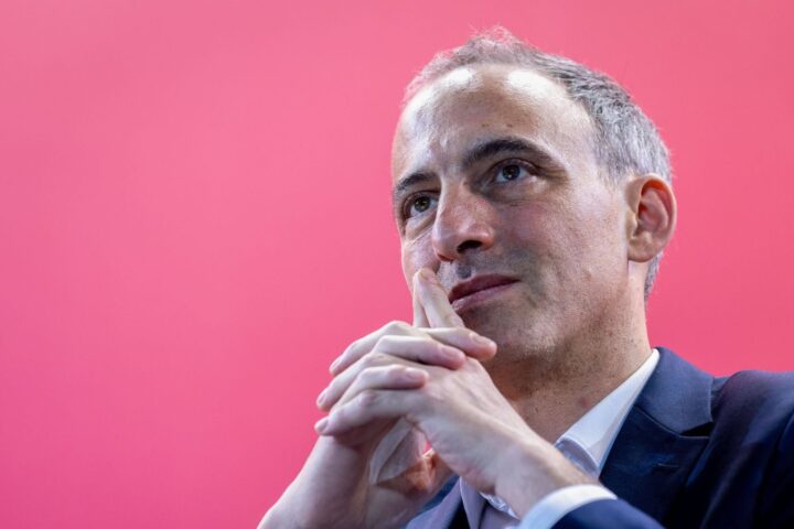 Raphaël Glucksmann annonce trois mois pour décider de sa candidature en vue de la présidentielle de 2027