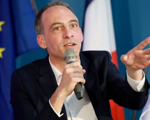 Raphaël Glucksmann juge qu’il est « bien trop tôt pour se déclarer candidat » à la présidentielle de 2027