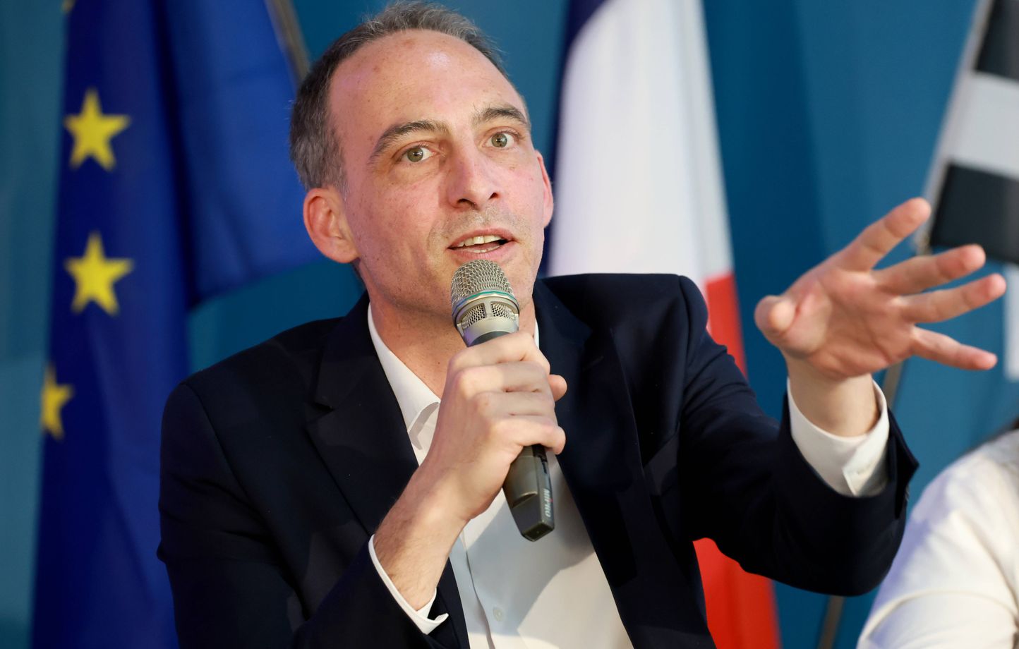 Raphaël Glucksmann juge qu’il est « bien trop tôt pour se déclarer candidat » à la présidentielle de 2027
