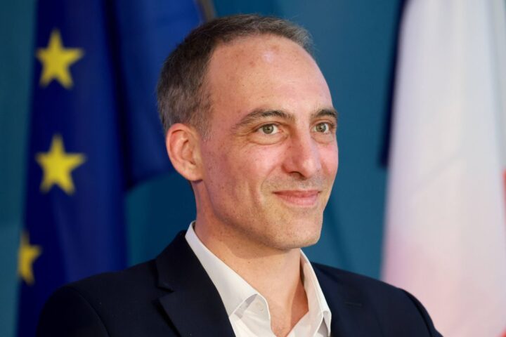Raphaël Glucksmann propose une convention citoyenne sur l’immigration avant la présidentielle de 2027