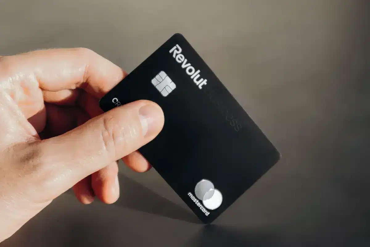 Revolut annonce une hausse des tarifs pour ses abonnements Premium, Metal et Ultra : les nouveaux montants mensuels pour les clients.