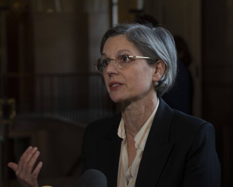 Sandrine Rousseau propose de renommer les steaks en "cadavres d'animaux" pour plus de transparence