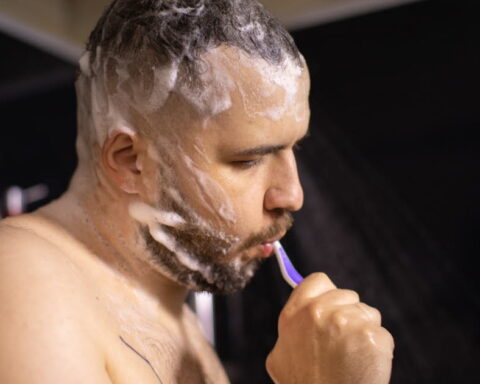 Se brosser les dents sous la douche : un choix risqué selon les dentistes