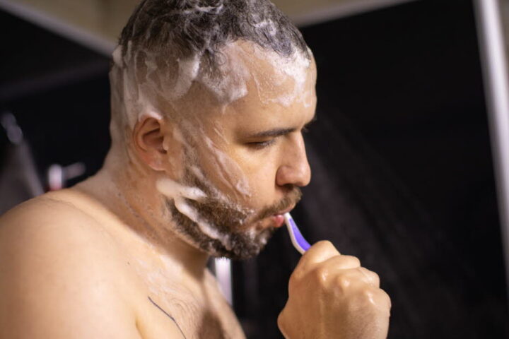 Se brosser les dents sous la douche : un choix risqué selon les dentistes
