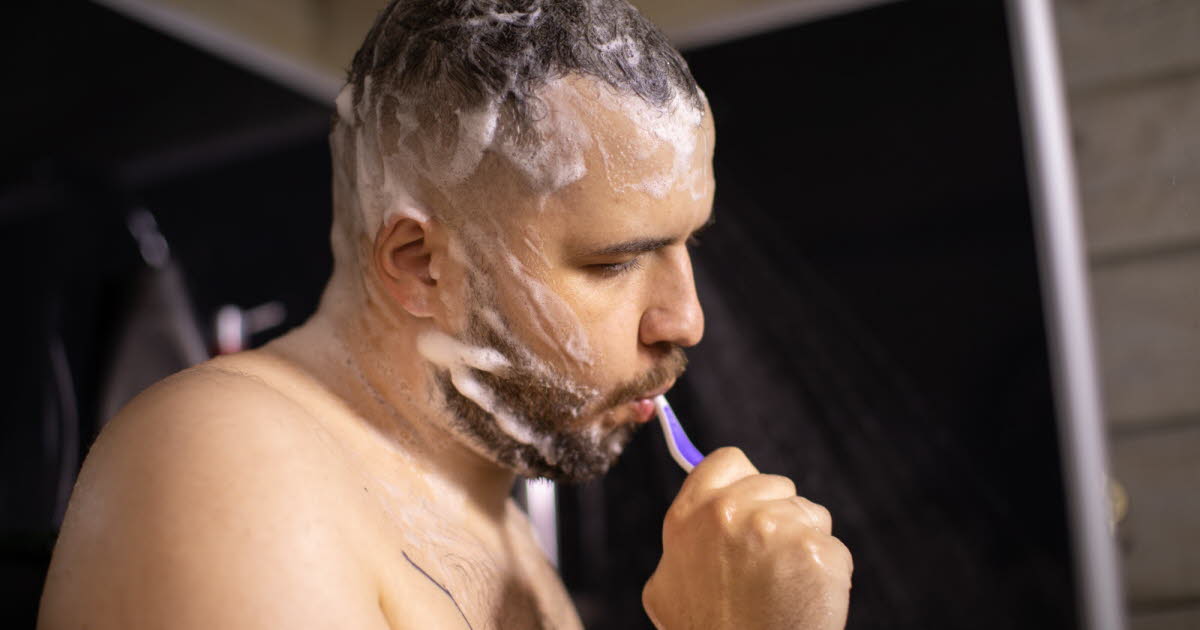 Se brosser les dents sous la douche : un choix risqué selon les dentistes