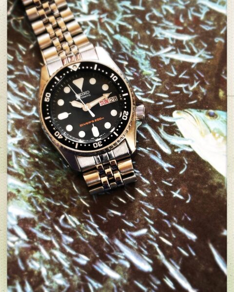 Seiko SKX013 : l'alliance parfaite entre élégance discrète et fonctionnalité légendaire.