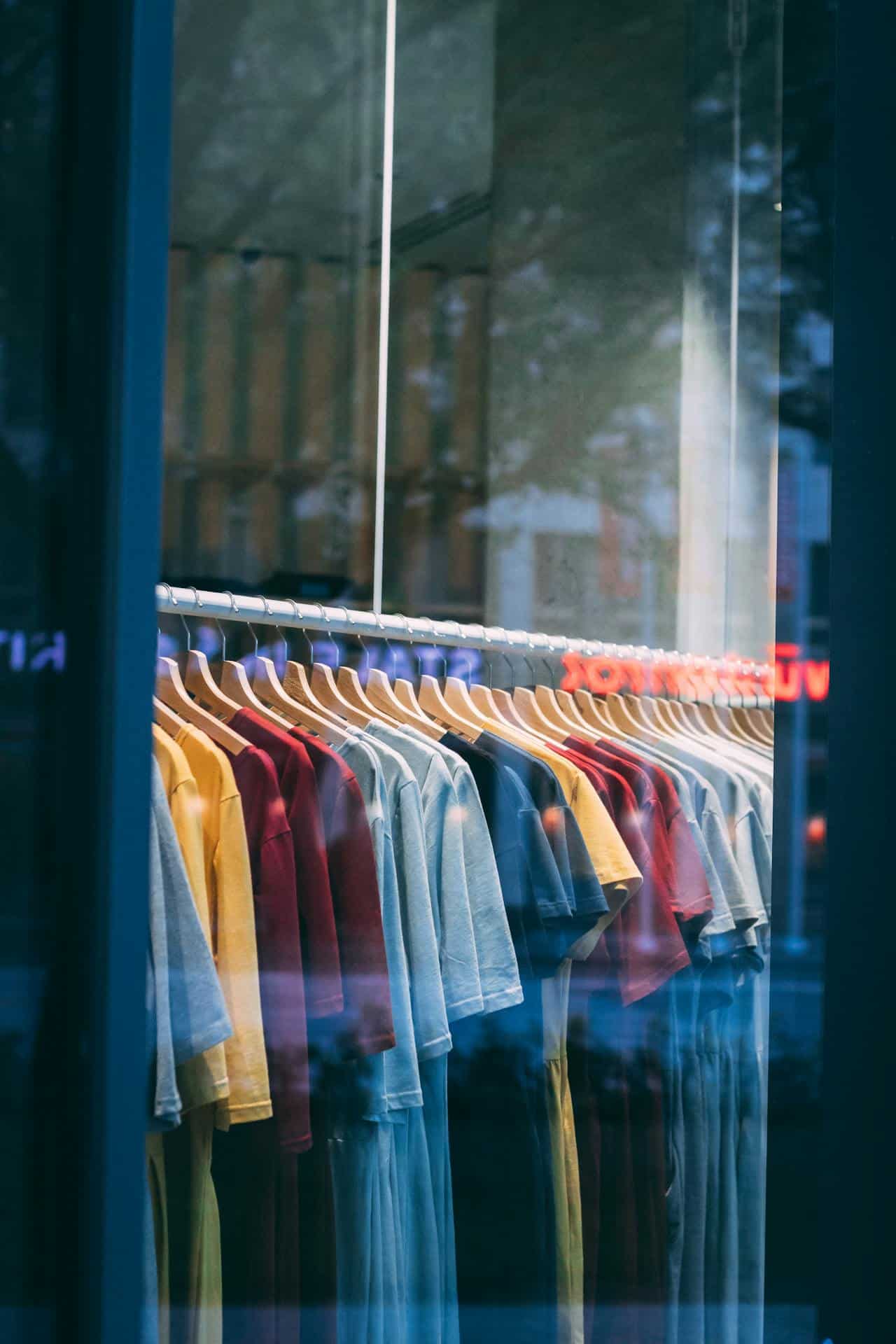 Soldes d'été 2026 : dates, impacts économiques et stratégies commerciales face aux défis du marché.