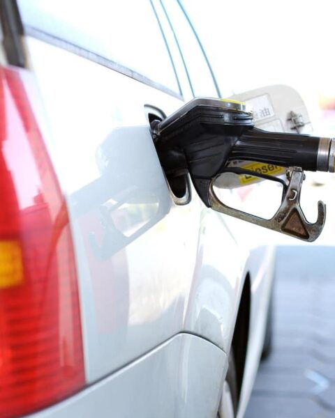 Soutien carburant de 50 euros : l'État va soulager les conducteurs de longue distance.