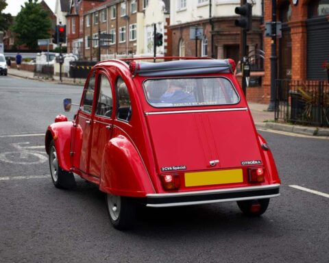 Stellantis renforce sa position en relançant la 2 CV en version électrique.