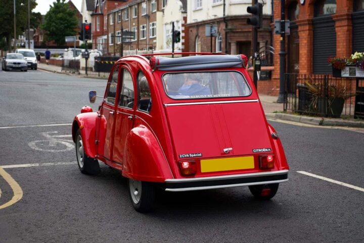 Stellantis renforce sa position en relançant la 2 CV en version électrique.