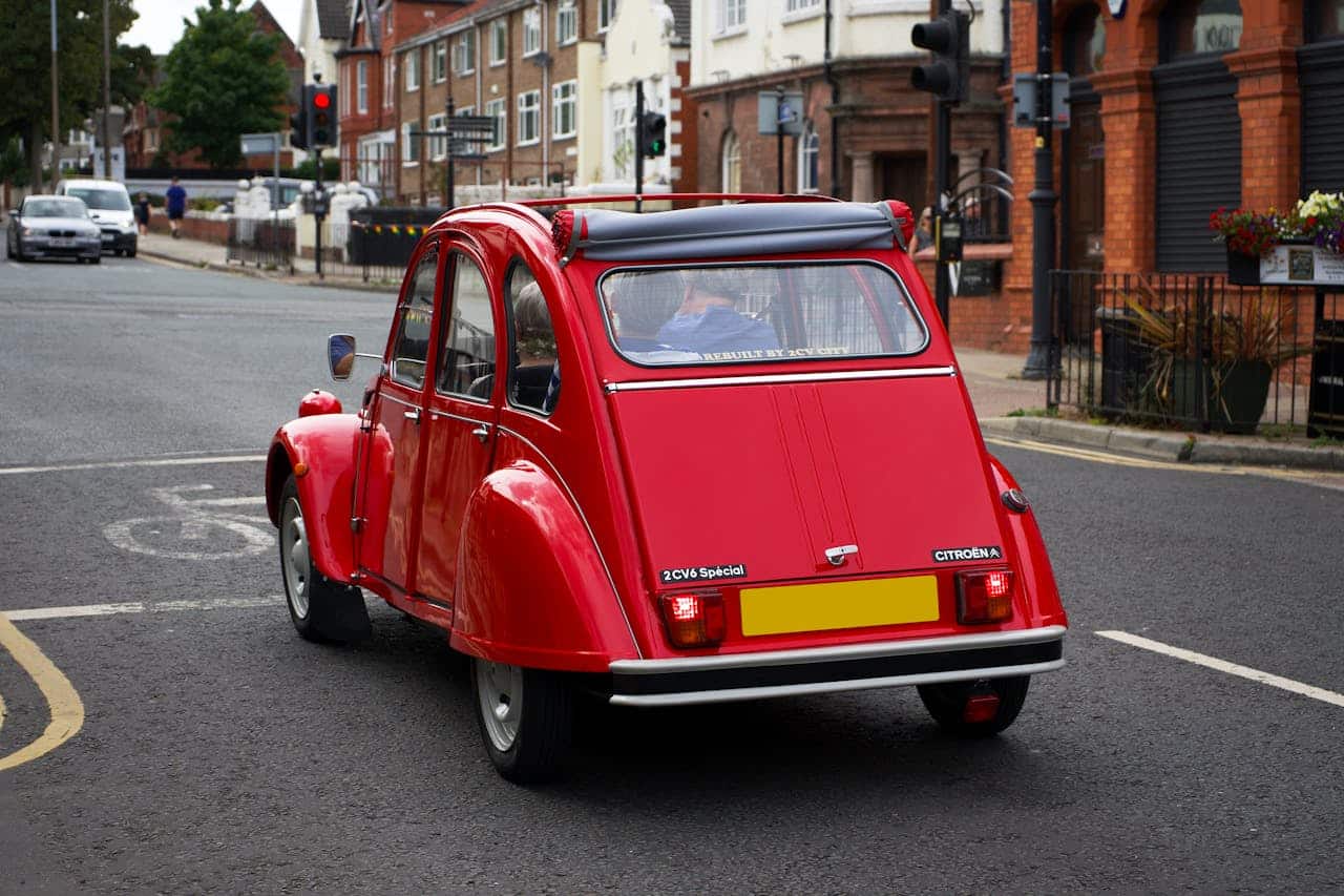 Stellantis renforce sa position en relançant la 2 CV en version électrique.