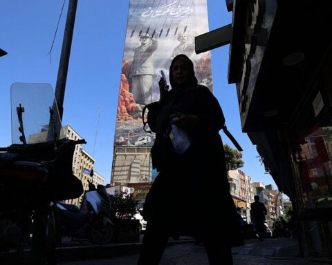 Trump affirme que l'Iran est 'défait' tandis que les États-Unis cherchent un accord et qu'Israël prévient que la guerre 'n'est pas terminée'