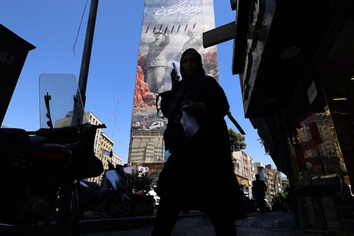 Trump affirme que l'Iran est 'défait' tandis que les États-Unis cherchent un accord et qu'Israël prévient que la guerre 'n'est pas terminée'