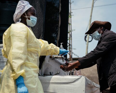 Trump exprime des inquiétudes face à une épidémie d'Ebola après qu'un Américain ait été testé positif au virus