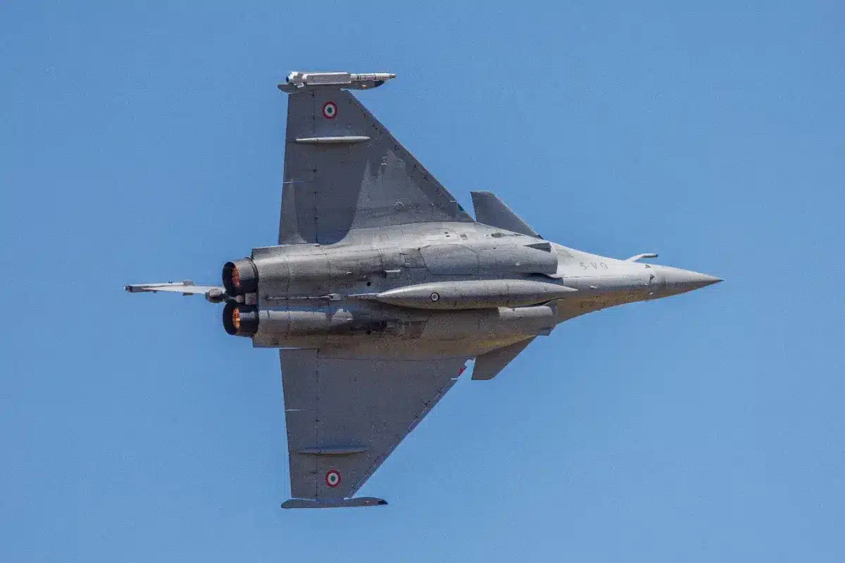 Un Rafale survole une maison et endommage le toit : le propriétaire apprend qu'il doit financer les réparations.